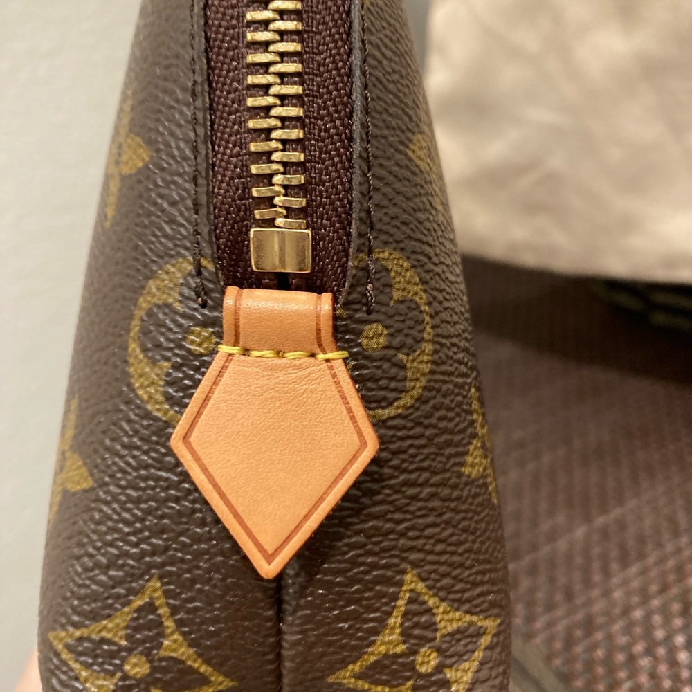 Louis Vuitton Cosmetic Pouch GM same size as new version MM - Picture 3 of 12